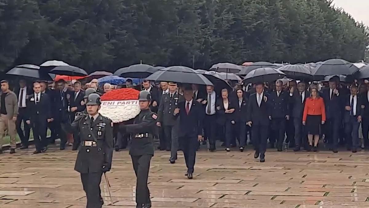 CHP'nin yeni lideri Özgür Özel, Anıtkabir'de Ata'nın huzuruna çıktı