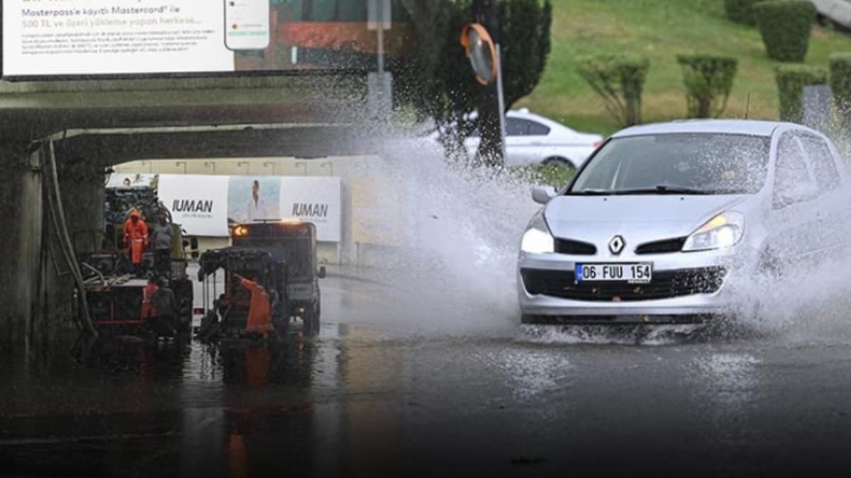 Sağanak yağış iki büyükşehri felç etti: Yollar göle döndü, sürücüler mahsur kaldı