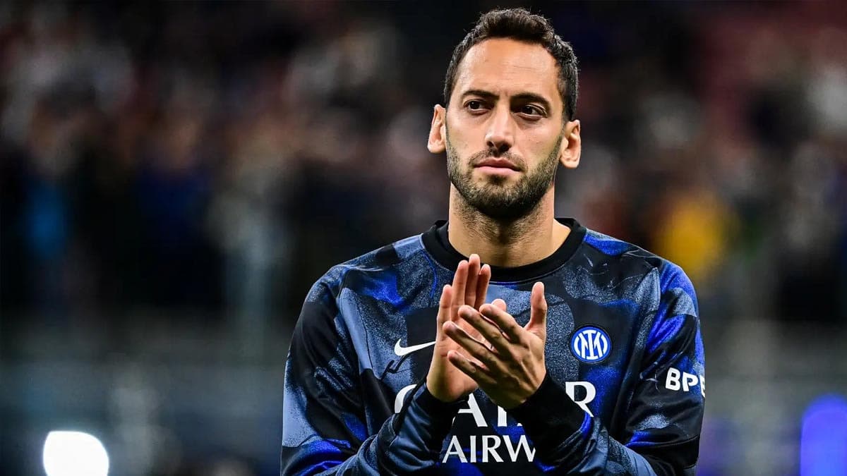 Milli futbolcu Hakan Çalhanoğlu'nun yeni görünümü gündem oldu: Saç ektirdi