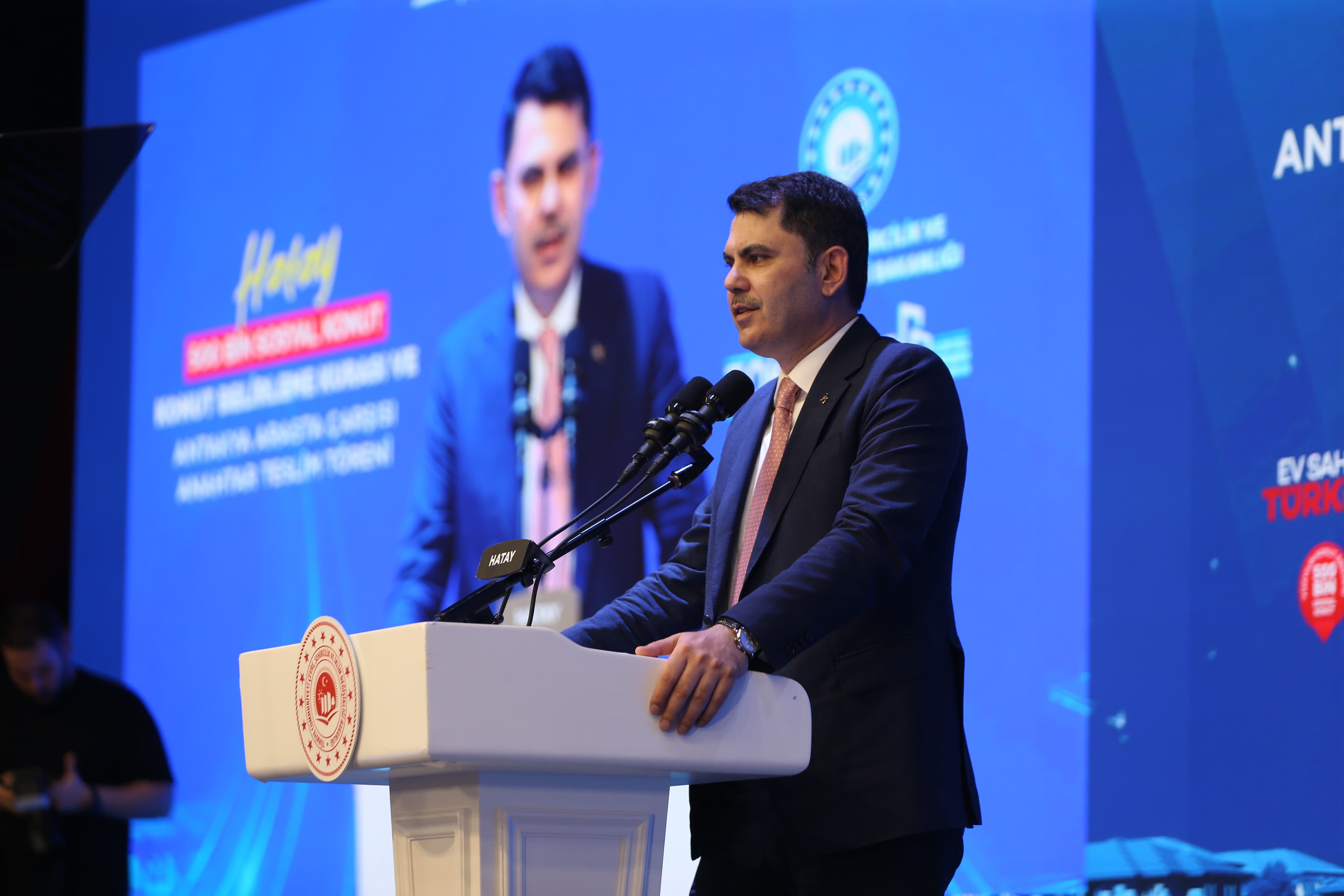 Bakan Kurum'dan Hatay'da sert mesaj: "Bu işler ahbap çavuş ilişkisiyle yürümez"