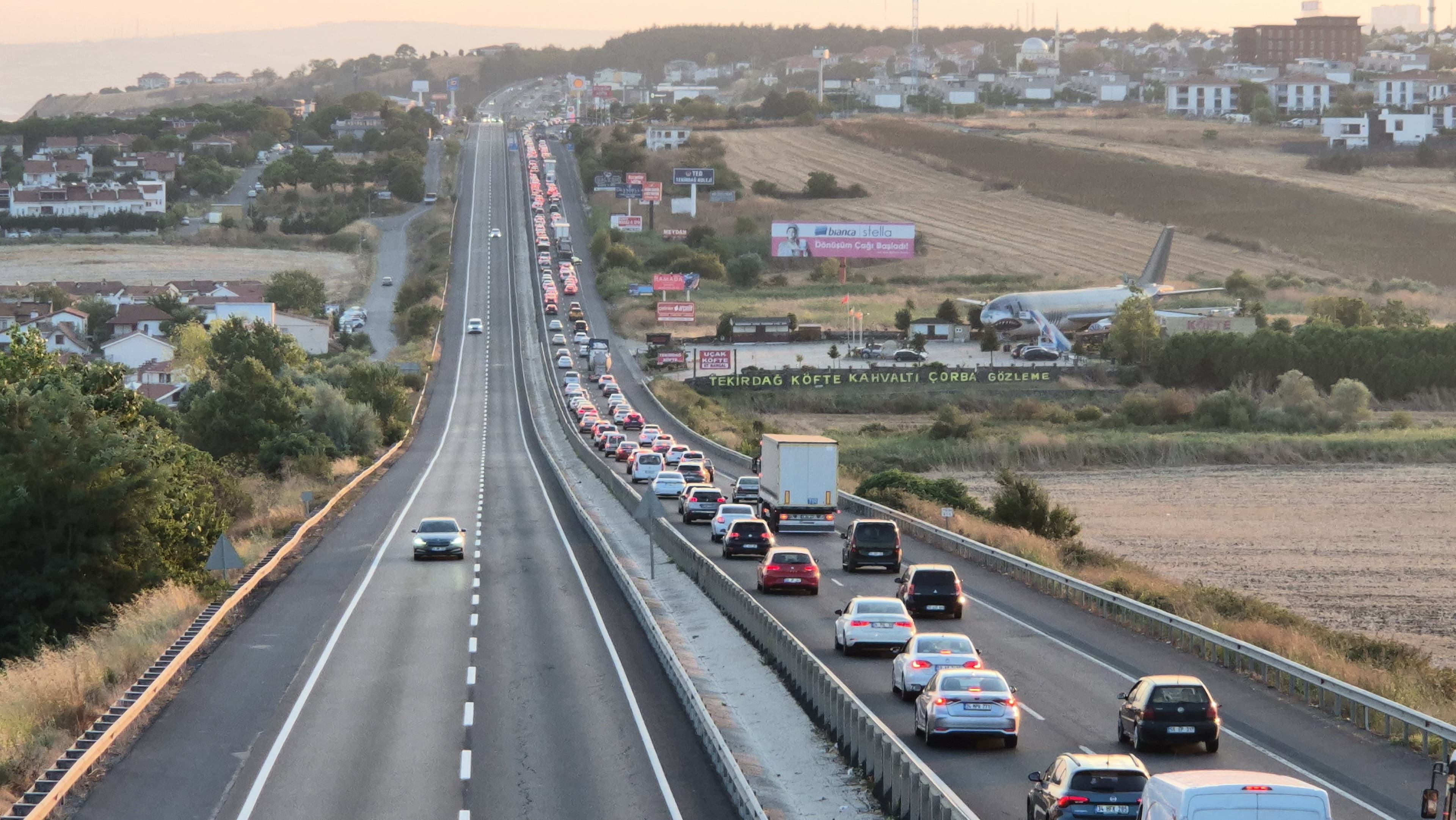 İstanbul-Tekirdağ yolunda hafta sonu yoğunluğu: Kilometrelerce kuyruk oluştu