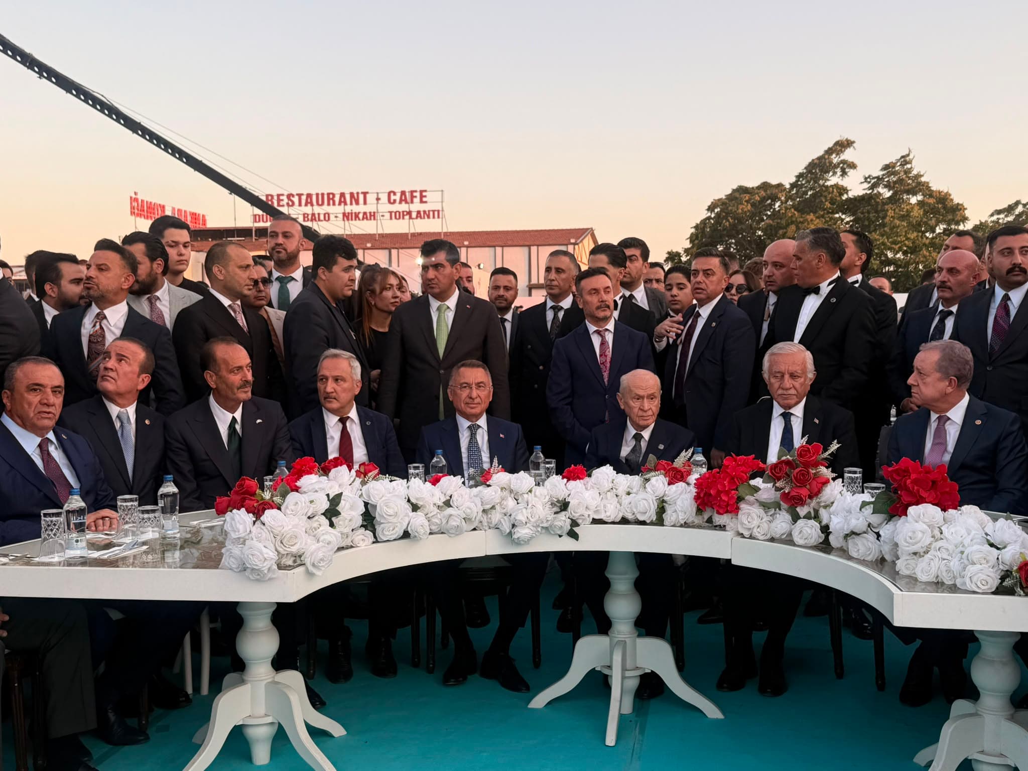 Devlet Bahçeli, MHP'li il başkanının oğlunun nikahına şahitlik etti