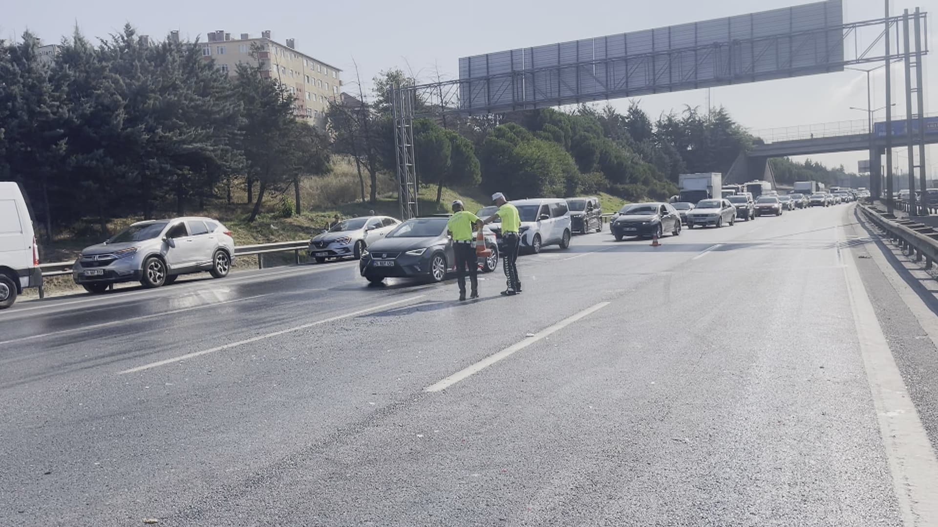 TEM Otoyolu'nda 10 aracın karıştığı zincirleme kaza: İstanbul trafiği felç