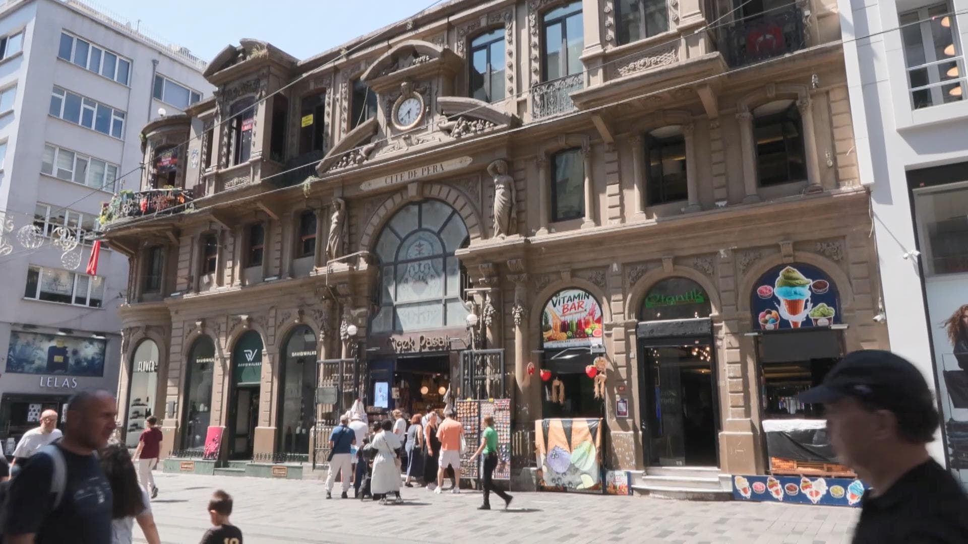 Çiçek Pasajı'nın tarihi cephesini kapatan tabela ve afişler tartışma yarattı