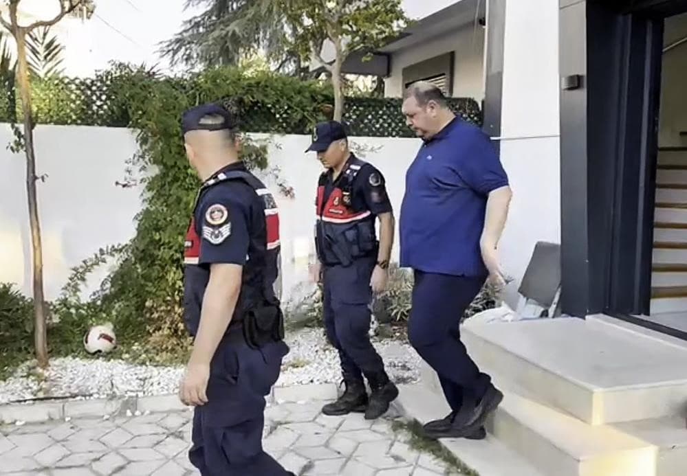 Rüşvet ve irtikap soruşturması kapsamında tutuklanan Menderes Belediye Başkanı Çiçek görevden uzaklaştırıldı