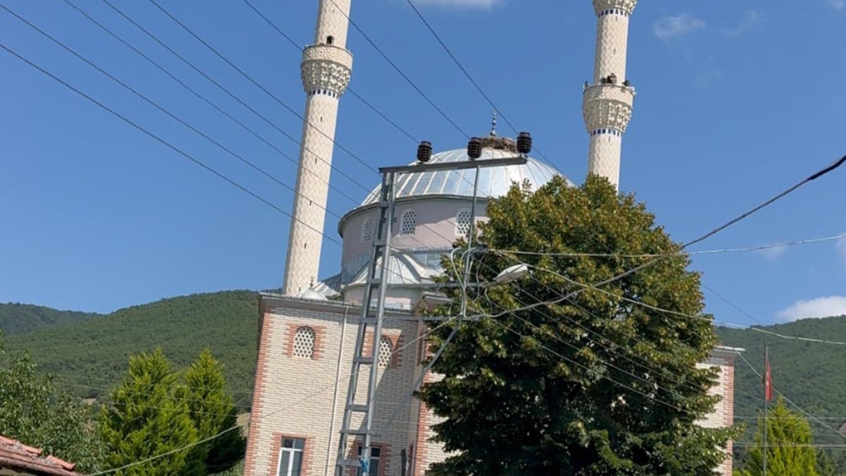 Cami hoparlöründen duyulan beklenmedik ses köylüleri hayrete düşürdü