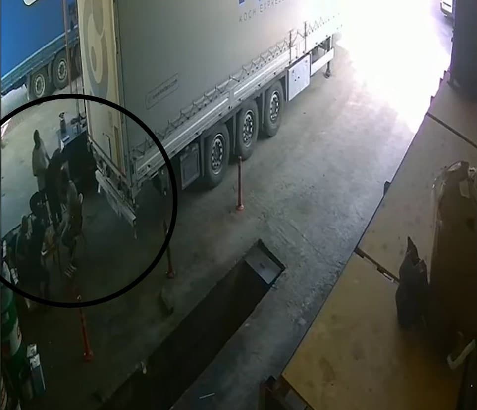 Lokma tatlısı soluk borusuna kaçan tamirci, mesai arkadaşının hayat kurtaran müdahalesiyle kurtuldu