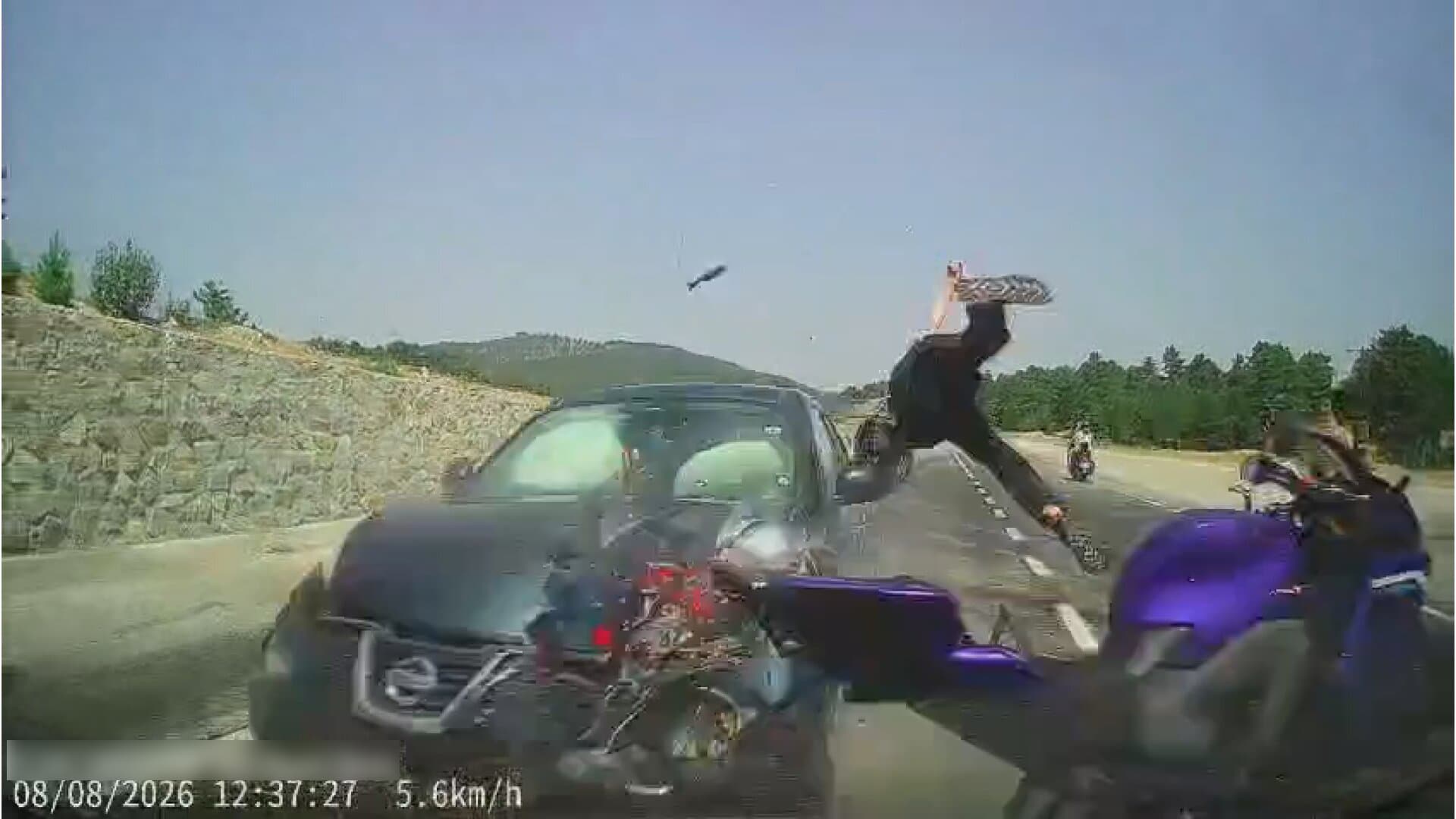 Kütahya'da feci kaza: Otomobil motosiklete arkadan çarptı, anbean kamerada