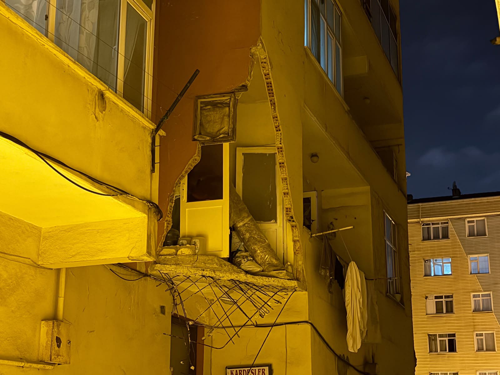 İstanbul'da 5 Katlı Binanın Balkonu Çöktü: Bina Tahliye Edilip Mühürlendi