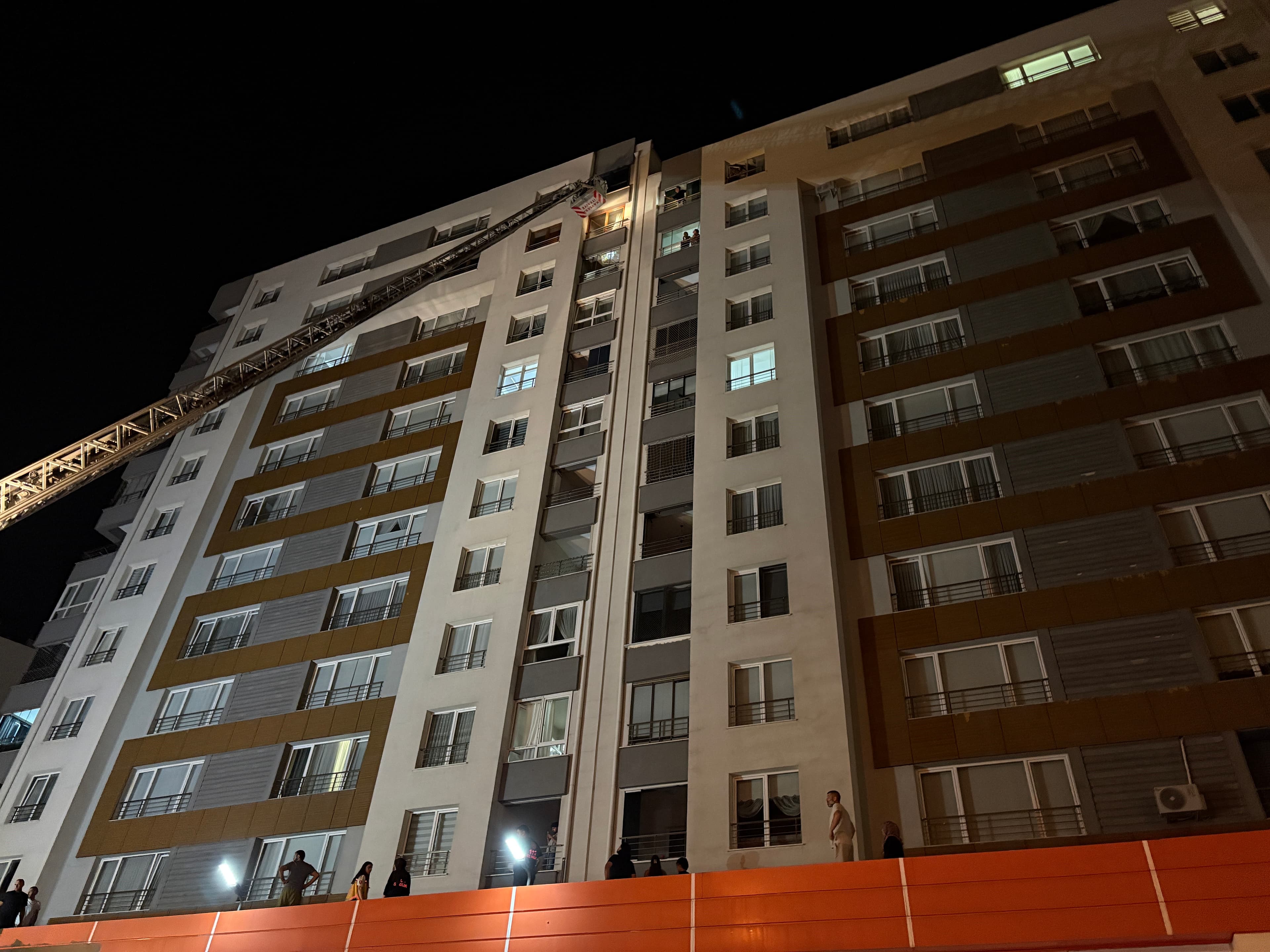 Kayseri'de yangın faciası: 13. kattan düşen ev sahibi hayatını kaybetti