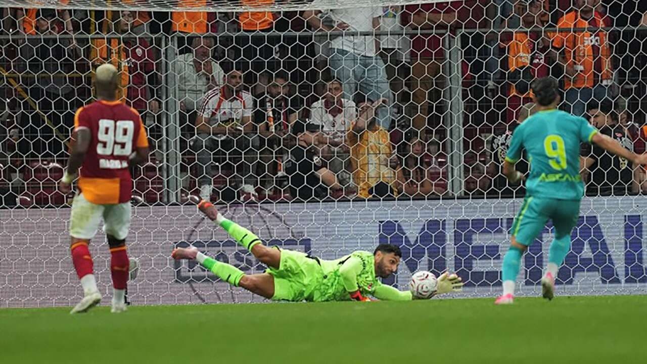 Galatasaray Sportif'te Yönetime Öfke: Mağlubiyet Sonrası Hissedarlar ve Taraftarlar Sokağa Döküldü