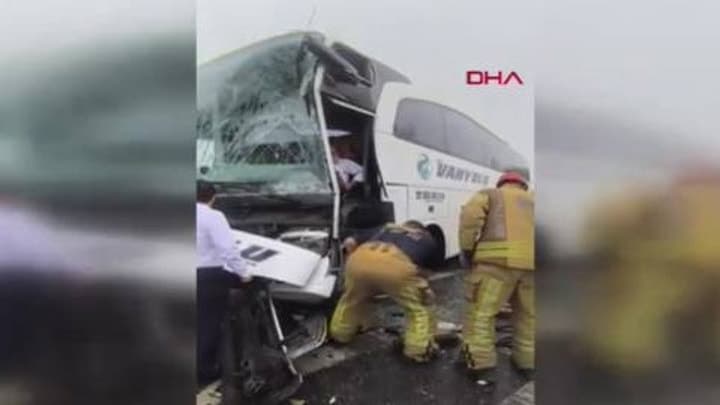 Arnavutköy'de yolcu otobüsü İETT otobüsüne çarptı: Olay yerine ekipler sevk edildi