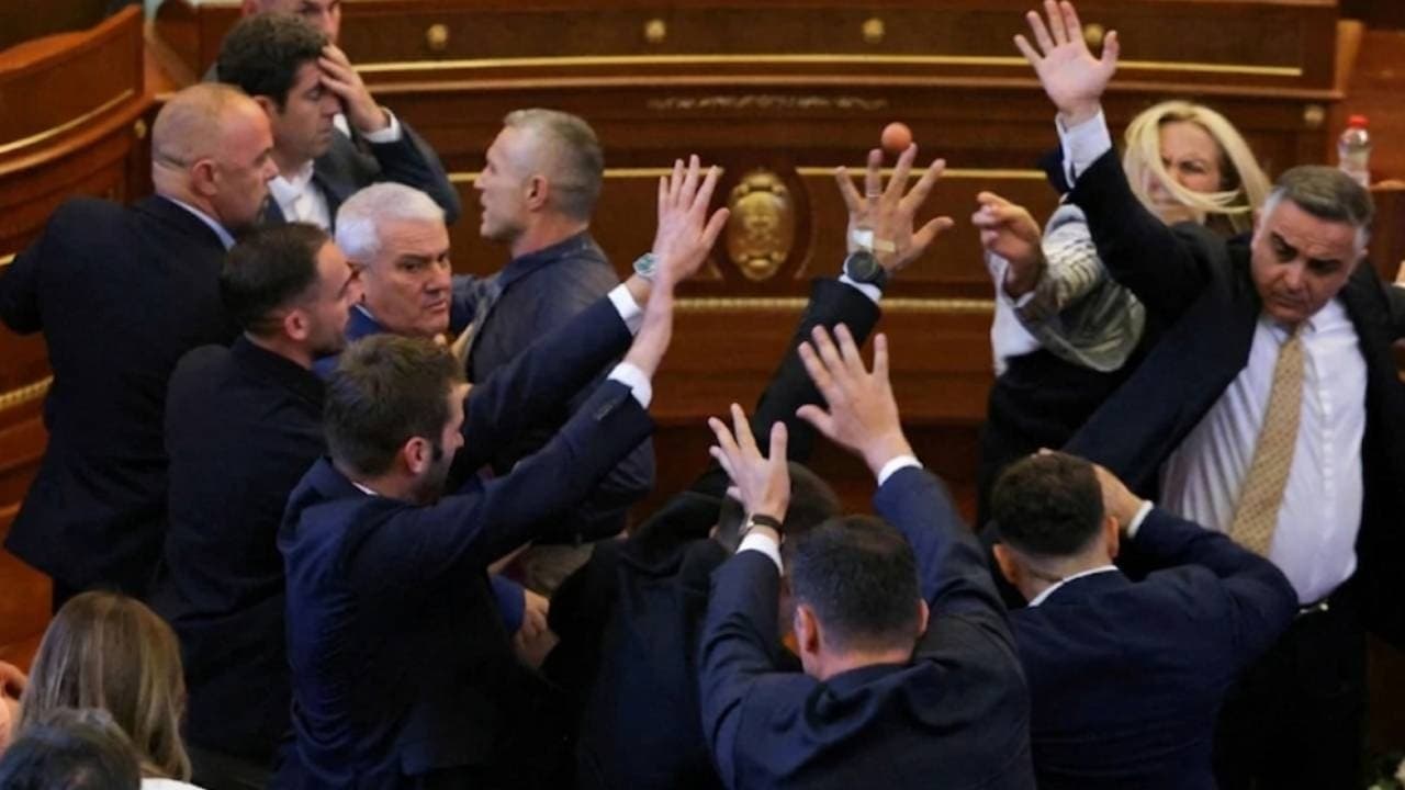 Başbakan'a Meclis'te Yumurta Fırlatıldı: O Anlar Kameralara Yansıdı