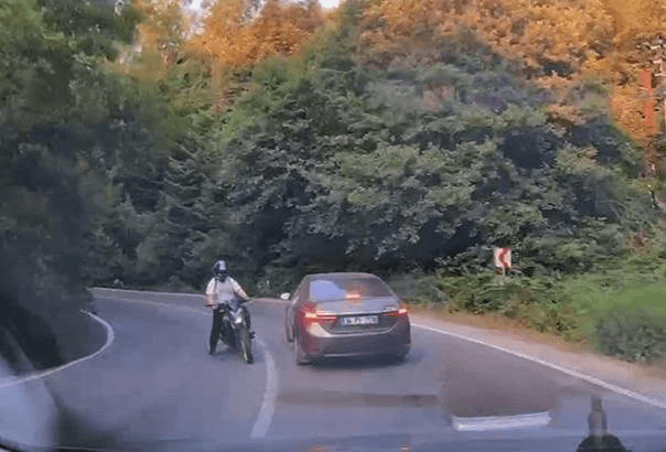 Bolu'da virajı alamayan motosiklet otomobile çarptı: O anlar kamerada