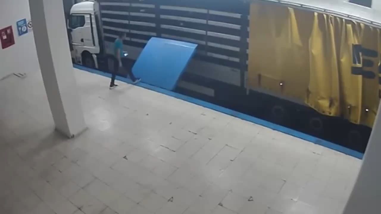 Suç örgütü üyesi TIR'ın gizli bölmesinde yakalandı