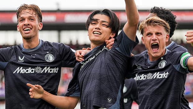 Fenerbahçe'den Feyenoord'a Resmi Teklif: Ayase Ueda Transferi Masada
