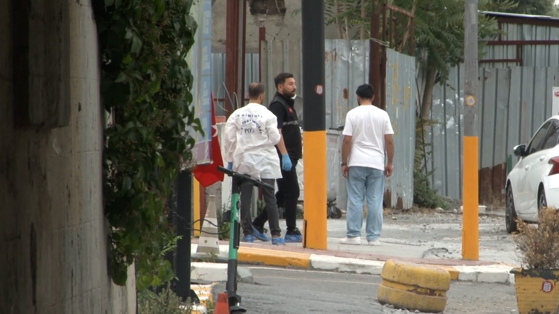 Fatih'te polise bıçaklı saldırı: Kaçan şüpheli bacağından vurularak yakalandı