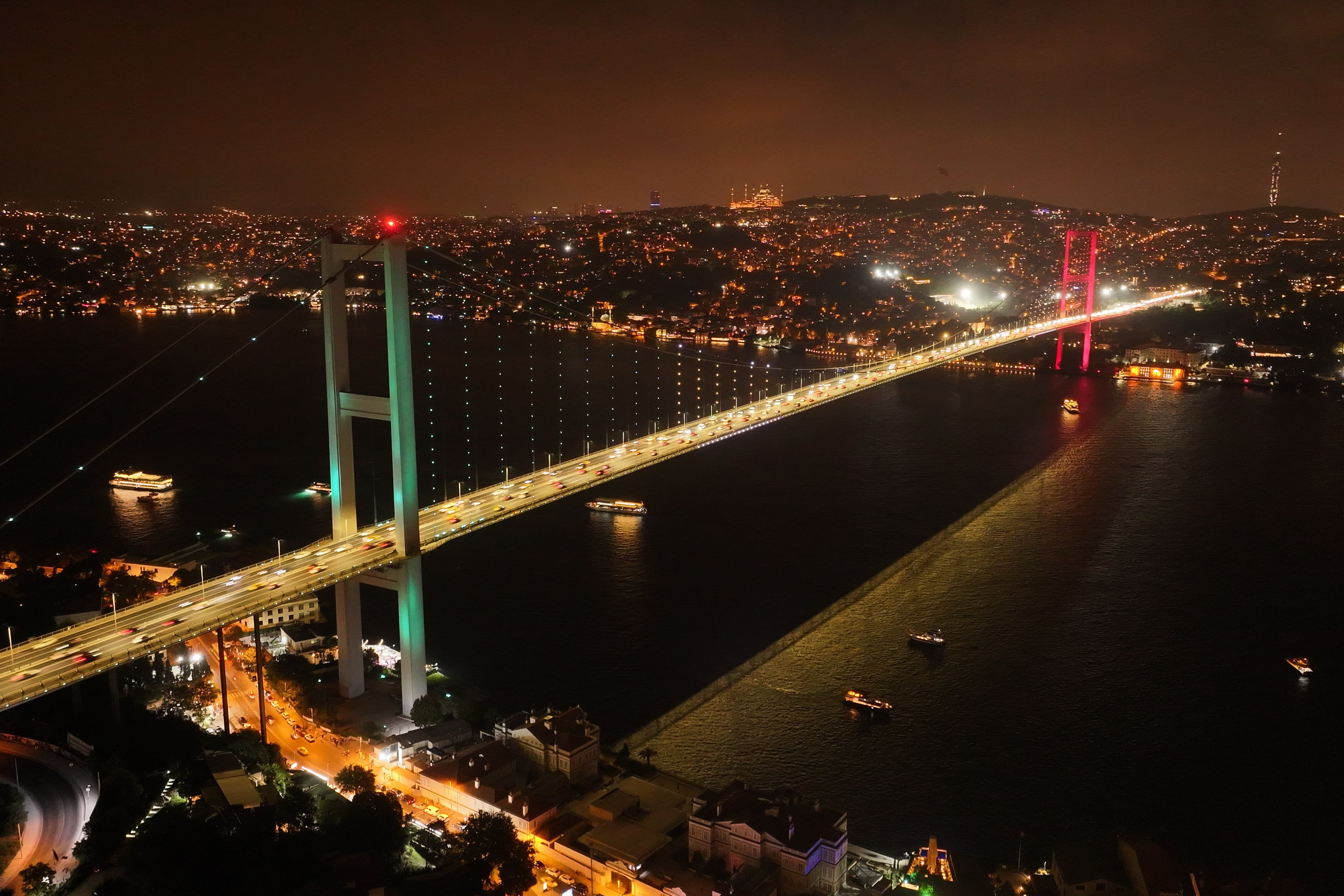 İstanbul'un simge yapıları Mekke Ortak Savunma Anlaşması için özel olarak aydınlatıldı