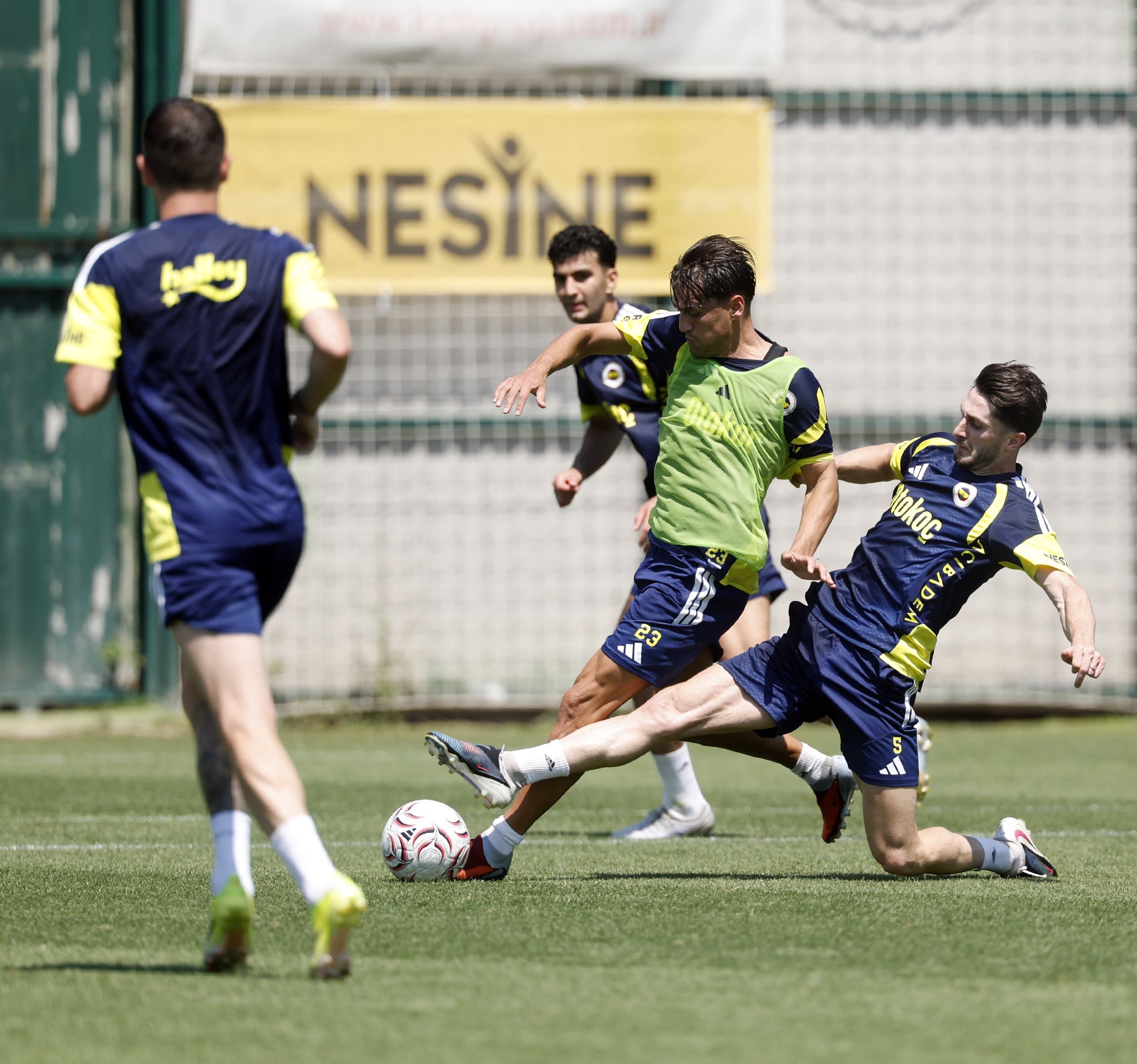 Fenerbahçe'de Sürpriz Karar: İki İsim Kadro Dışı Kaldı