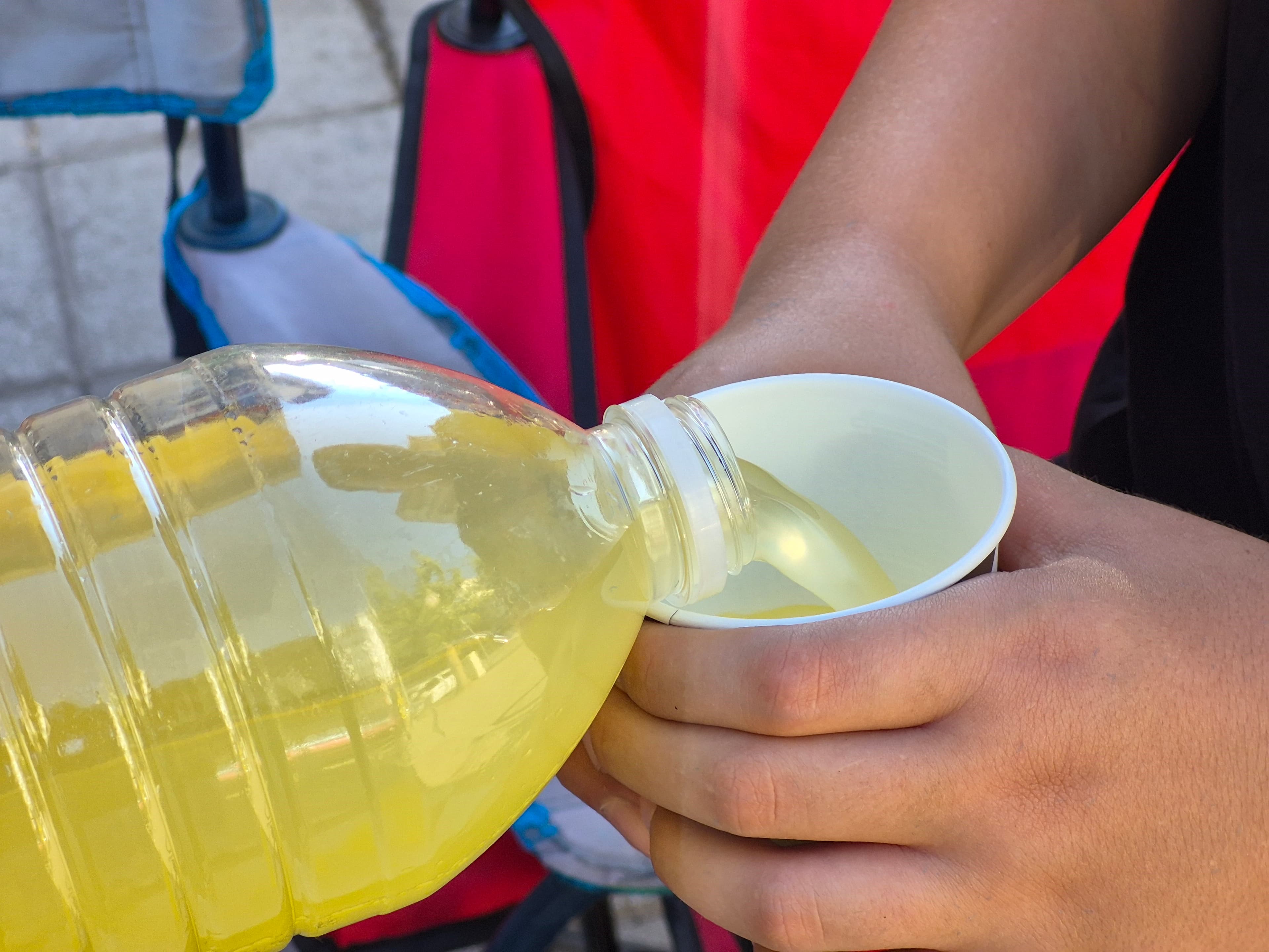 Eskişehirli iki ortaokul öğrencisinden örnek girişimcilik: Evde limonata yapıp sokakta satıyorlar