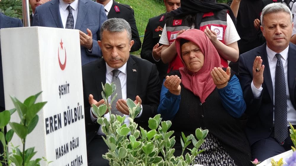 Şehit Eren Bülbül, ölümünün 9. yılında kabri başında dualarla anıldı