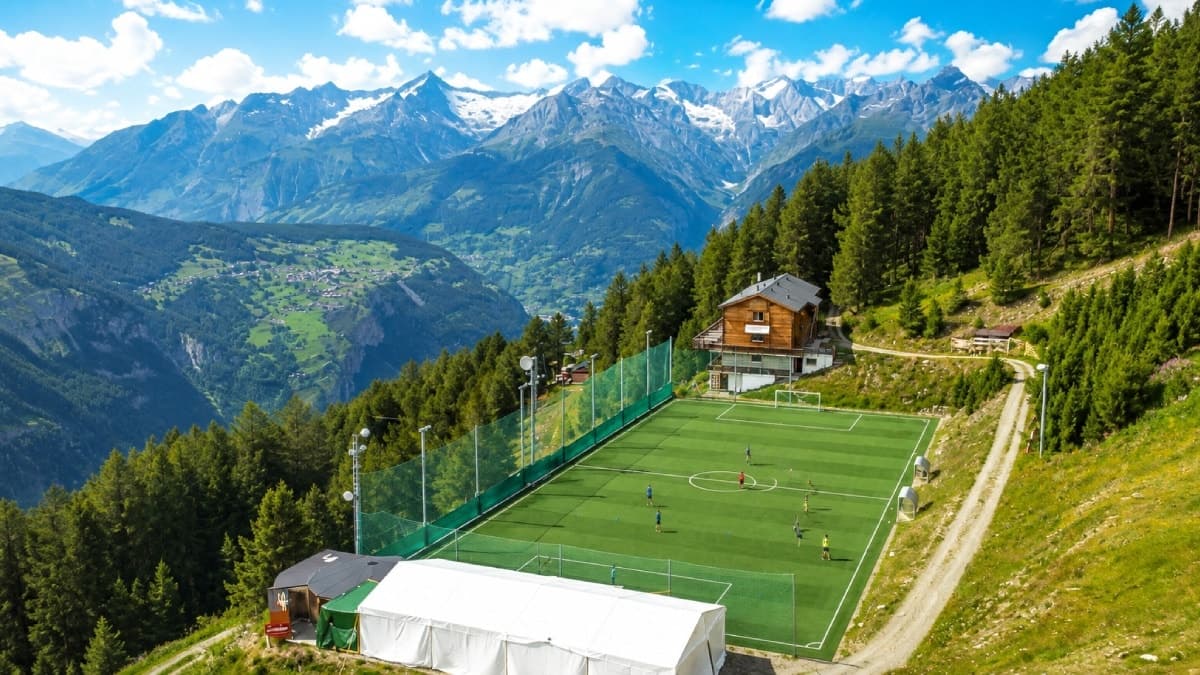 Ulaşımı olmayan köye tepenin zirvesine futbol sahası kuran muhtar: Maçlara teleferikle gidiliyor