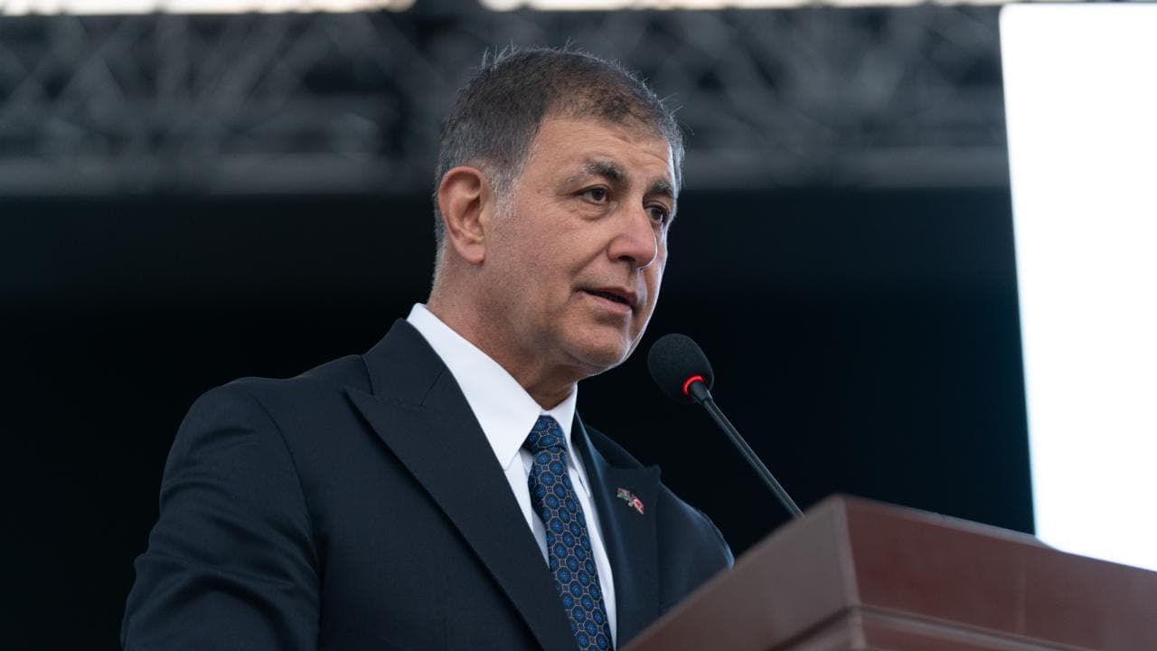 AKP'ye katılacağı öne sürülen Cemil Tugay, CHP grubuna geri döndü
