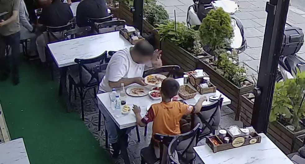 Arnavutköy'de yemeğine kendi kılını atan müşteri kameraya yakalandı
