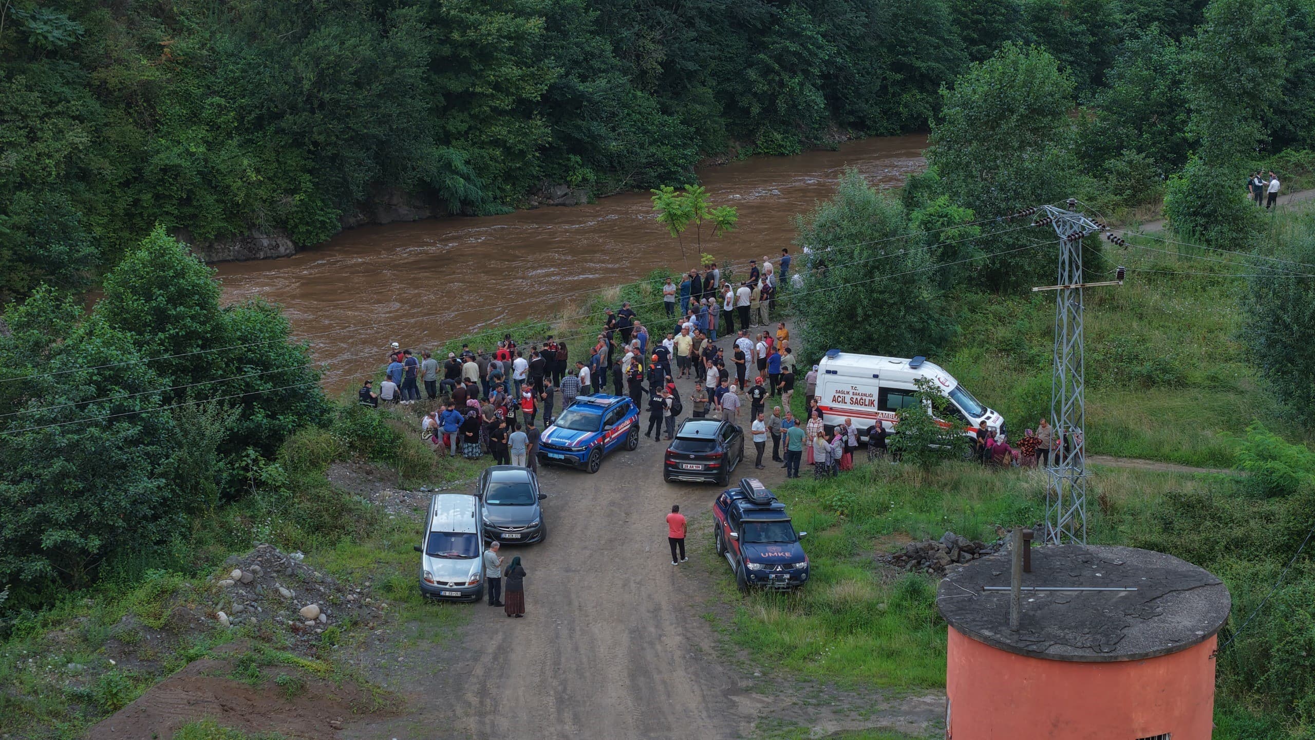 Giresun'da sel felaketi: Anne ve iki kızı derenin taşmasıyla sürüklendi, kardeşlerin cansız bedenine ulaşıldı
