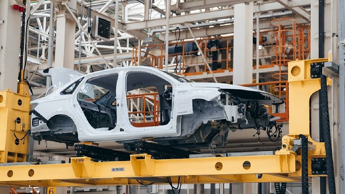 Otomotiv devinden beklenmedik karar: Rotasını değiştiriyor
