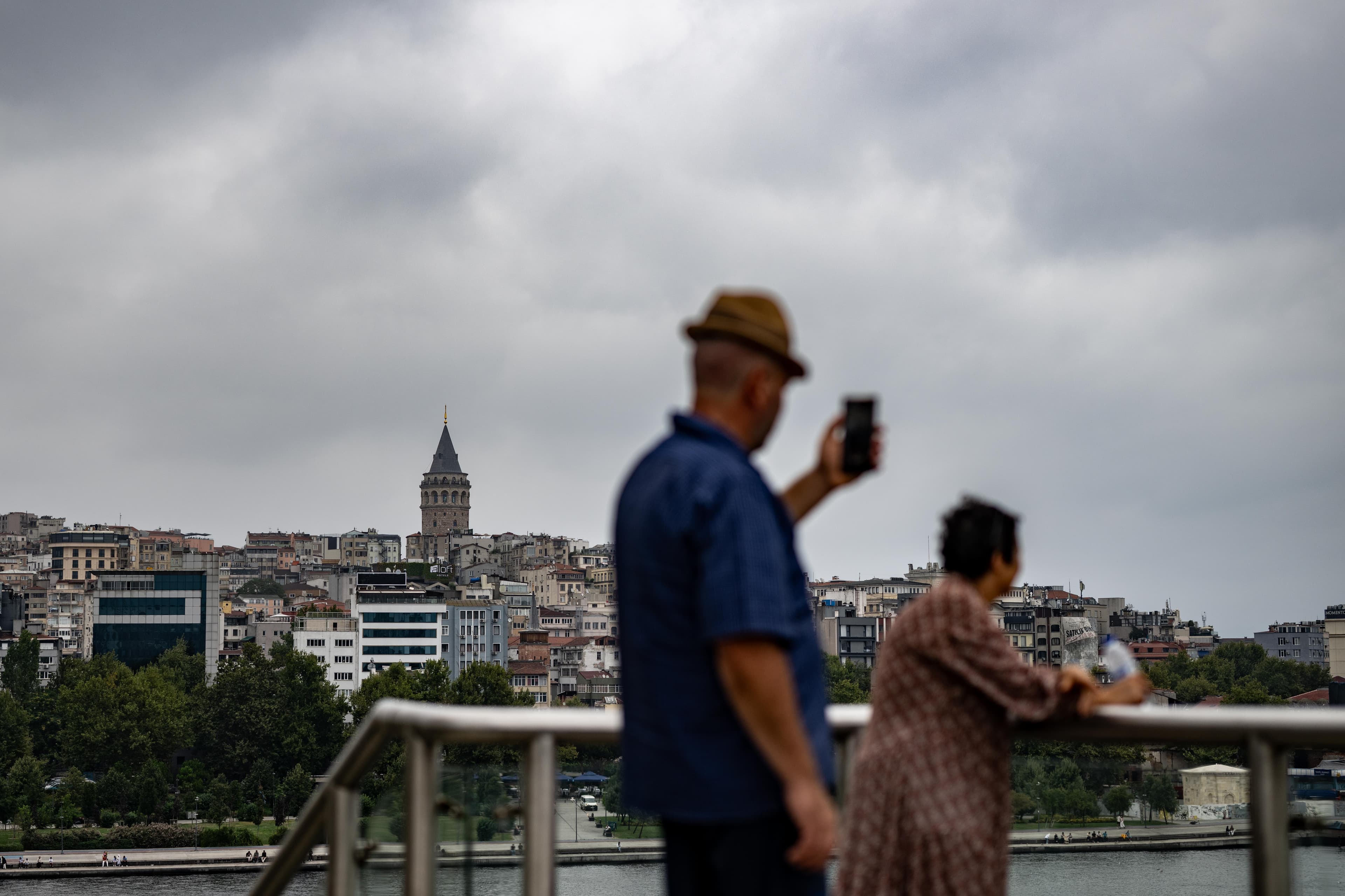 Balkanlar'dan gelen serin hava dalgası İstanbul'u sardı: Sıcaklıklar düşüyor, fırtına uyarısı var