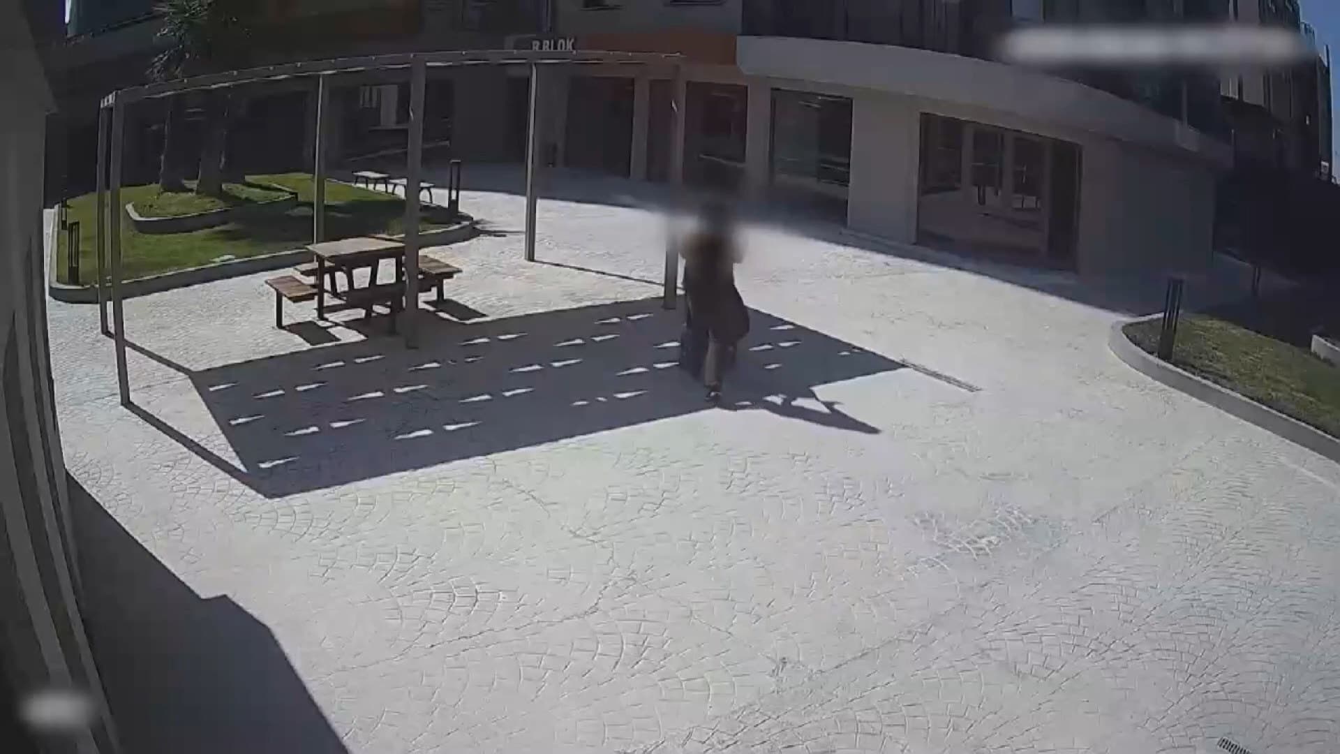 Pusette bebeğiyle uyuşturucu dağıtırken yakalandı
