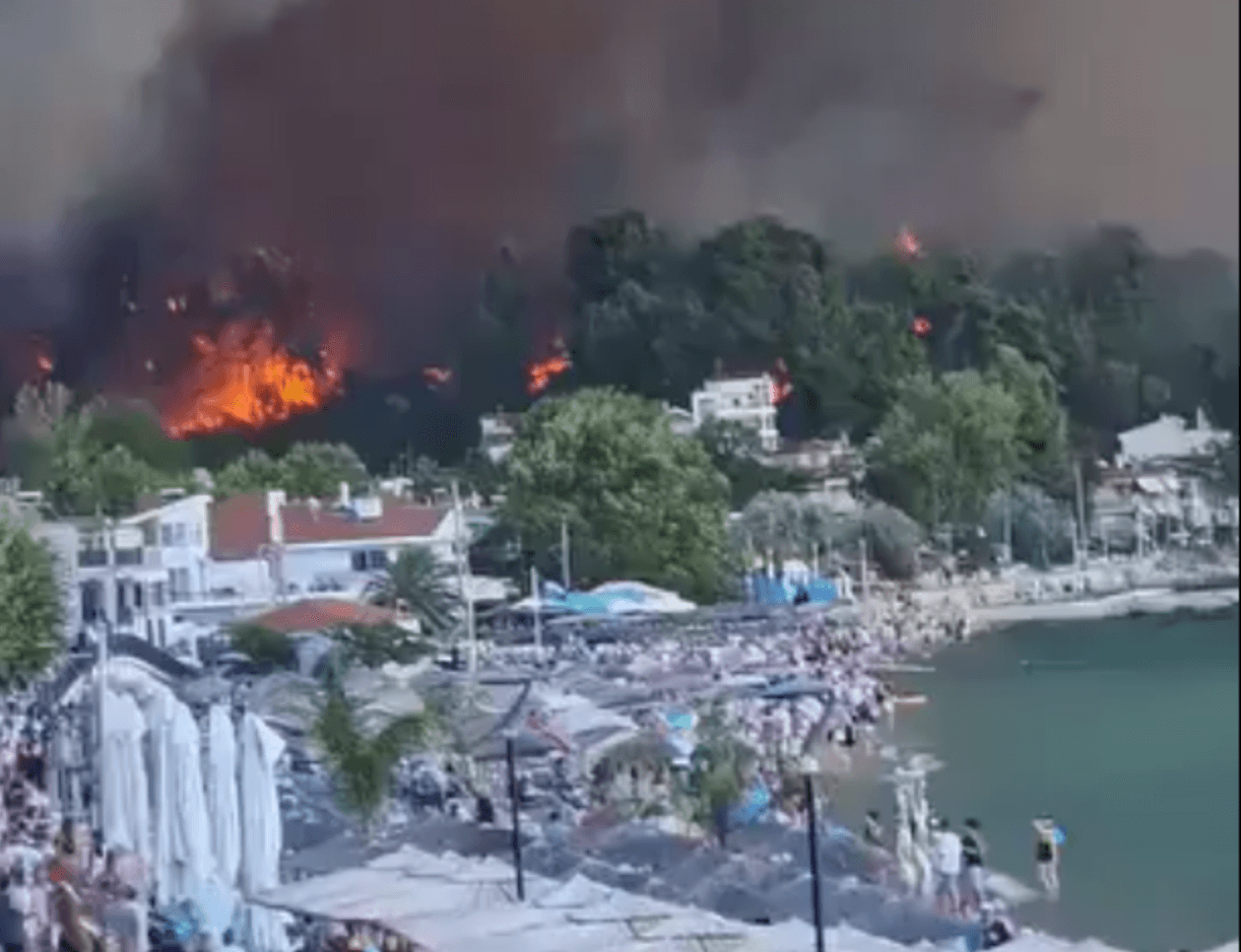Komşuda 3 kilometrelik ateş hattı: Turistler için gemiler seferber edildi