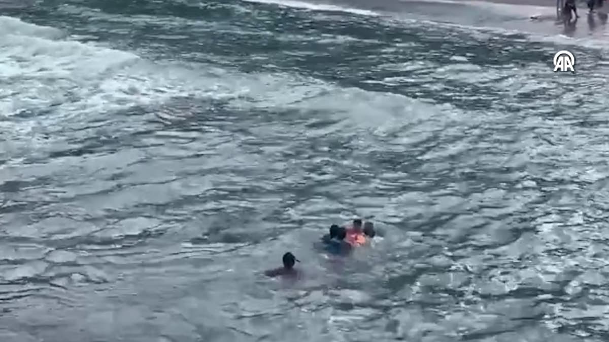 Yüzme yasağını delen baba ve oğulları boğulmaktan son anda kurtarıldı