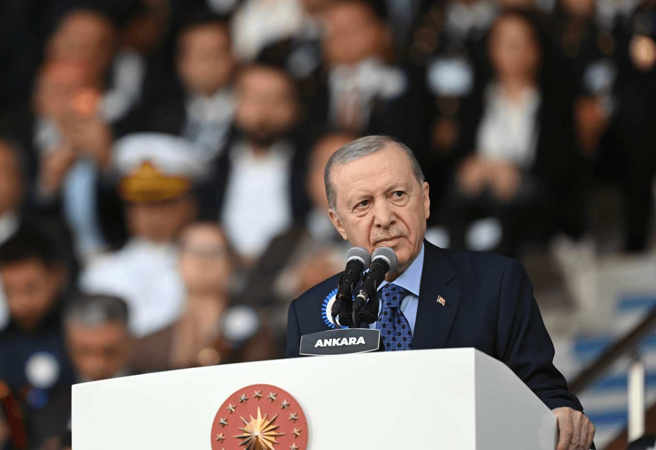 AK Parti çeyrek asrı kutladı: Erdoğan 25 gençle yan yana