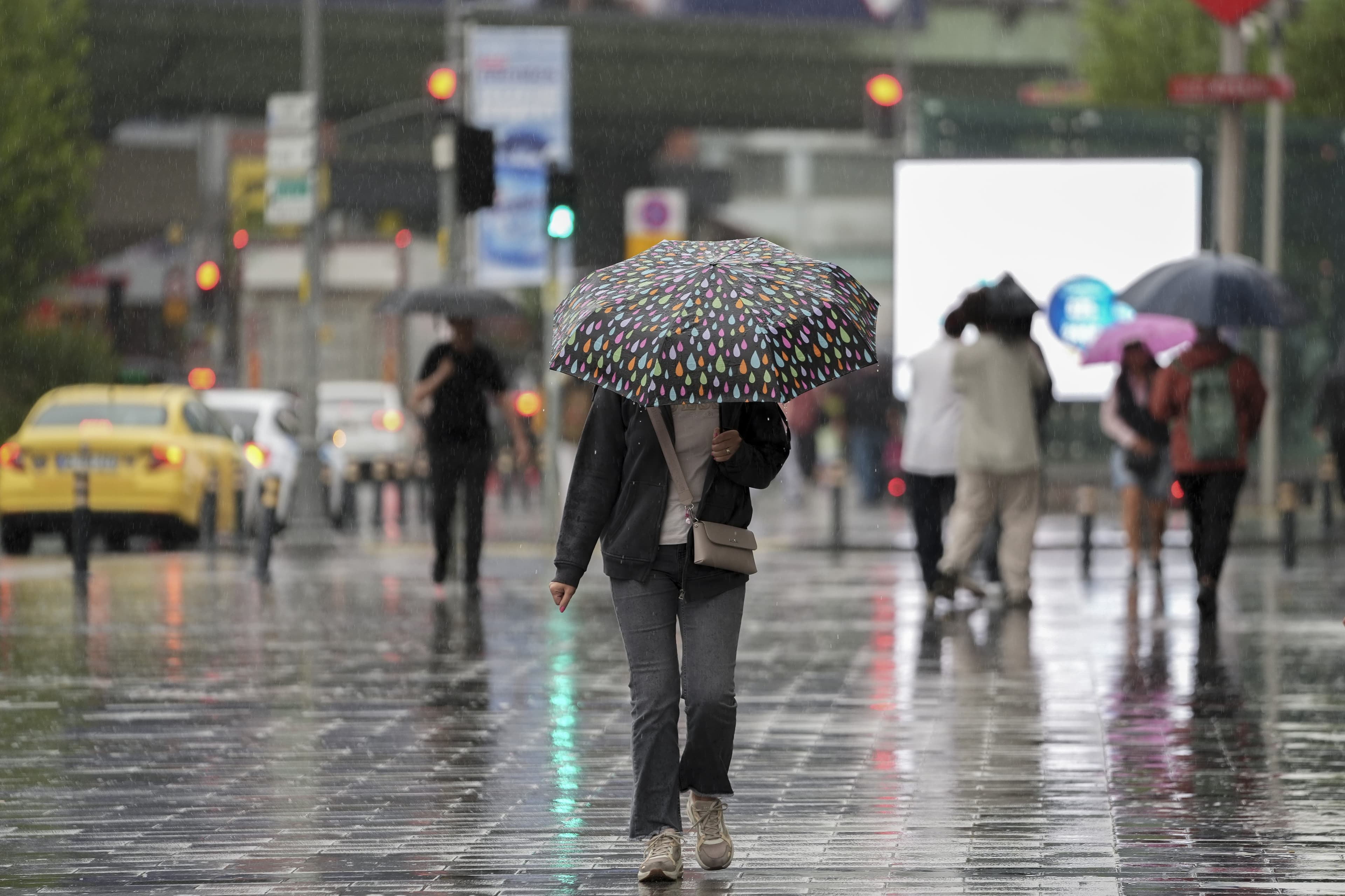 Meteoroloji'den 24 kente sağanak uyarısı: Fırtına 80 kilometre hıza ulaşacak