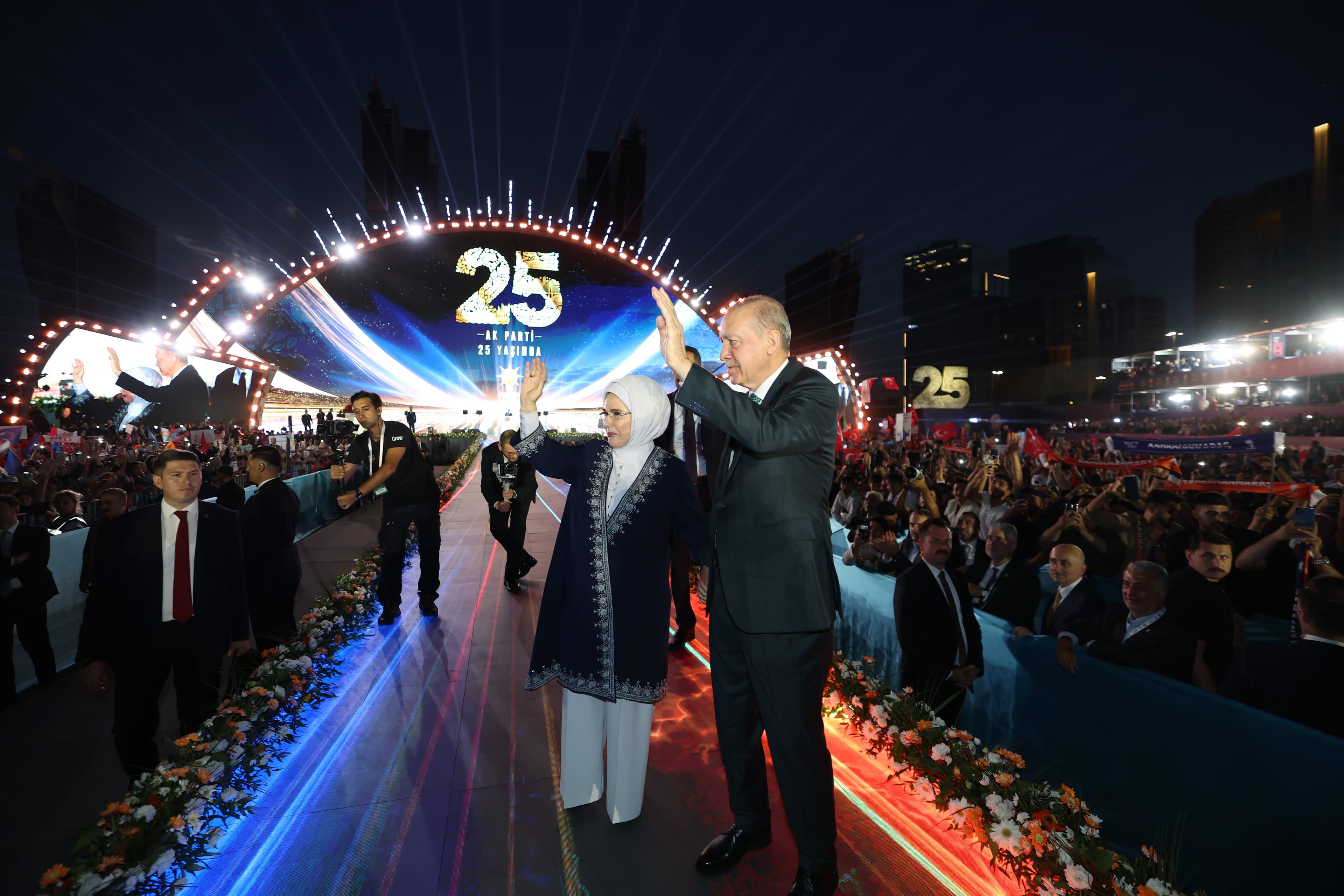 Emine Erdoğan, AK Parti'nin 25. yıl dönümünde gönüllerde iz bırakan mesajını paylaştı