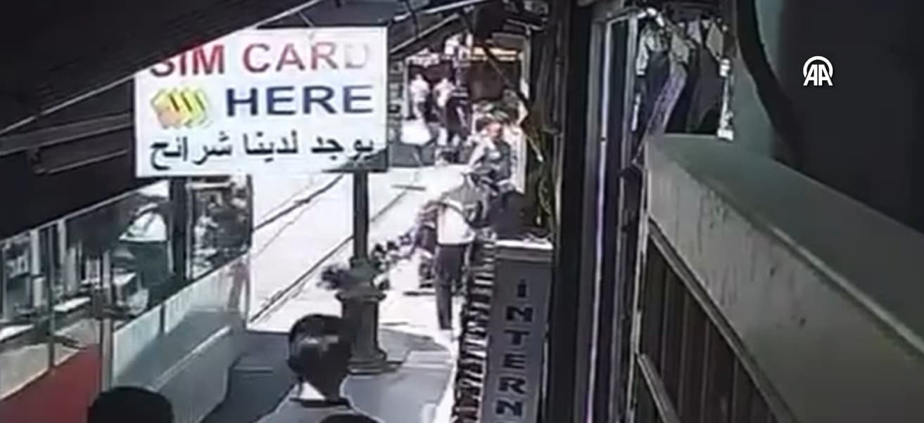 Fatih'te saniyelerle kurtulan bebek: Tramvay yoluna devrilen arabadaki çocuğu son anda kucakladı