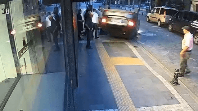 Trabzon Akçaabat'ta korkunç kaza: Takla atan otomobilin sürücüsü son anda kurtuldu
