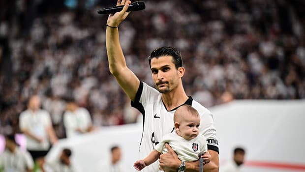 Necip Uysal, 17 sezonluk Beşiktaş kariyerine duygusal bir veda etti