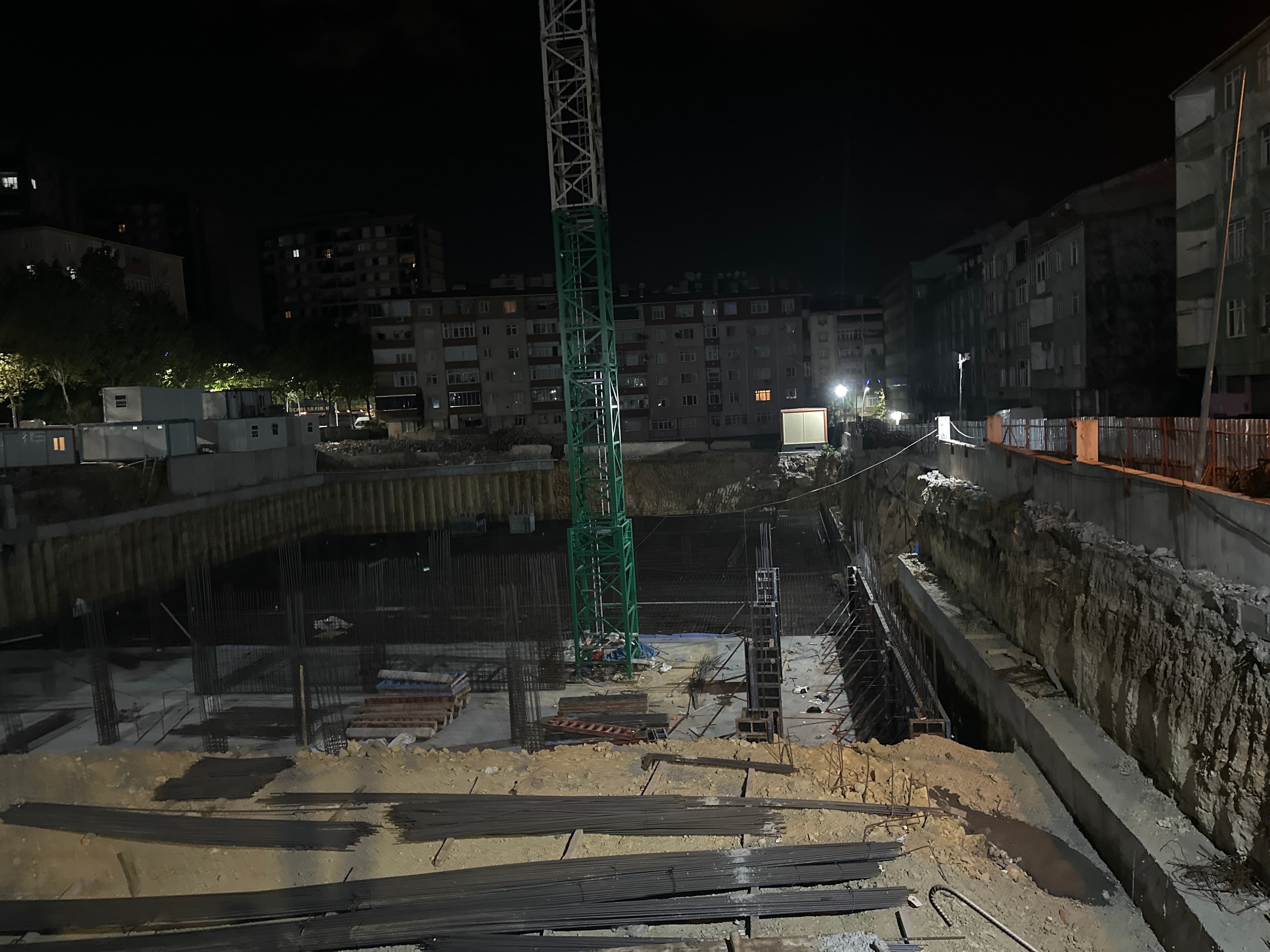 Sultangazi'de inşaat temelinde toprak kayması: Sokak trafiğe kapatıldı