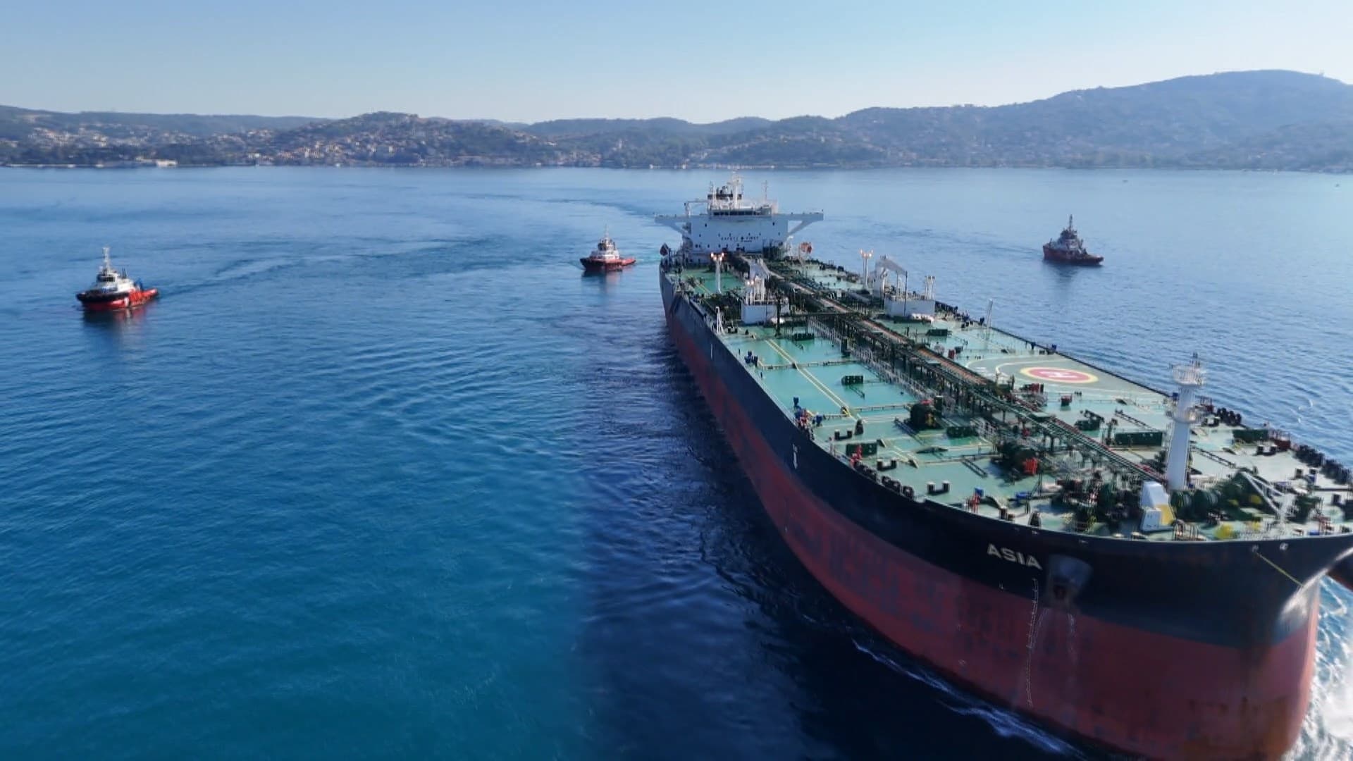 Rusya'da İHA saldırısına uğrayan tanker İstanbul Boğazı'ndan geçiş yapıyor