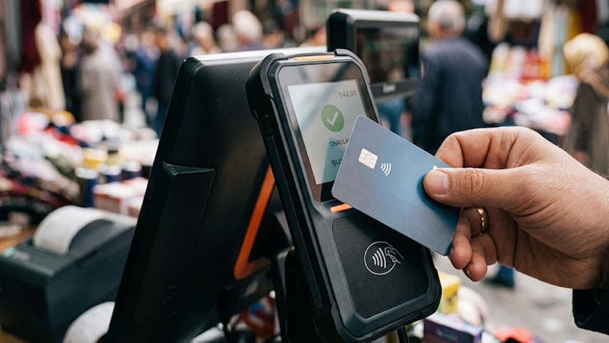 Kredi kartı dolandırıcılığına dikkat: POS cihazına bakmadan ödeme yapanlar risk altında
