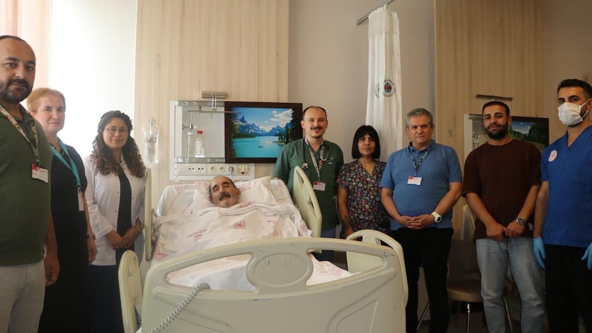 Kalbi duran hasta 1,5 saat süren müdahaleyle hayata tutundu