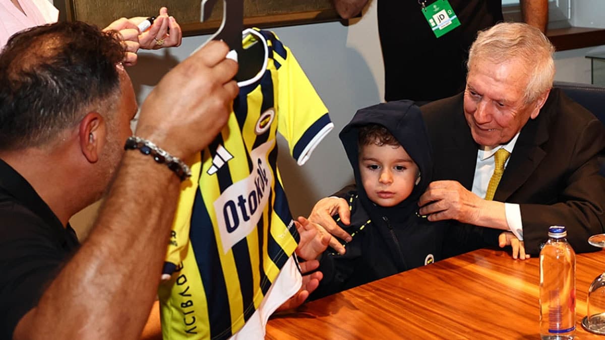 Kadıköy'de küçük Fenerbahçe taraftarının formasını çıkarmaya çalıştılar
