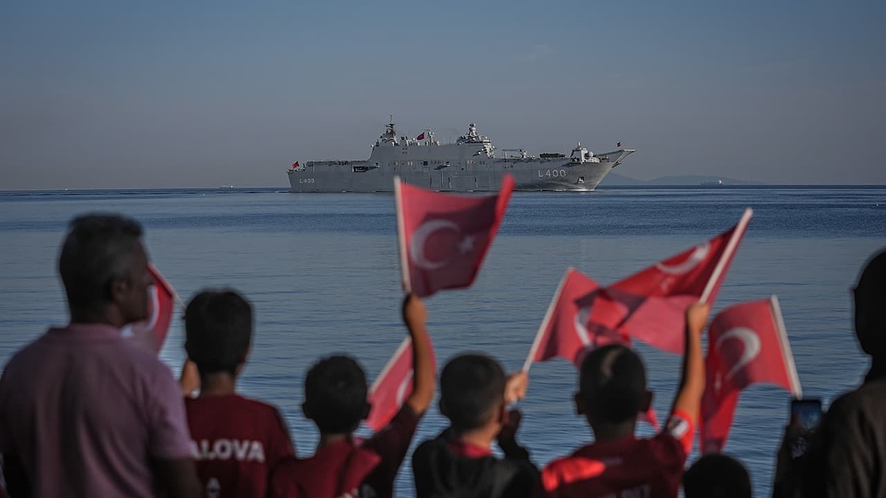 Körfez'de TEKNOFEST Mavi Vatan coşkusu: TCG Anadolu ve TCG Heybeliada Yalova'yı selamladı