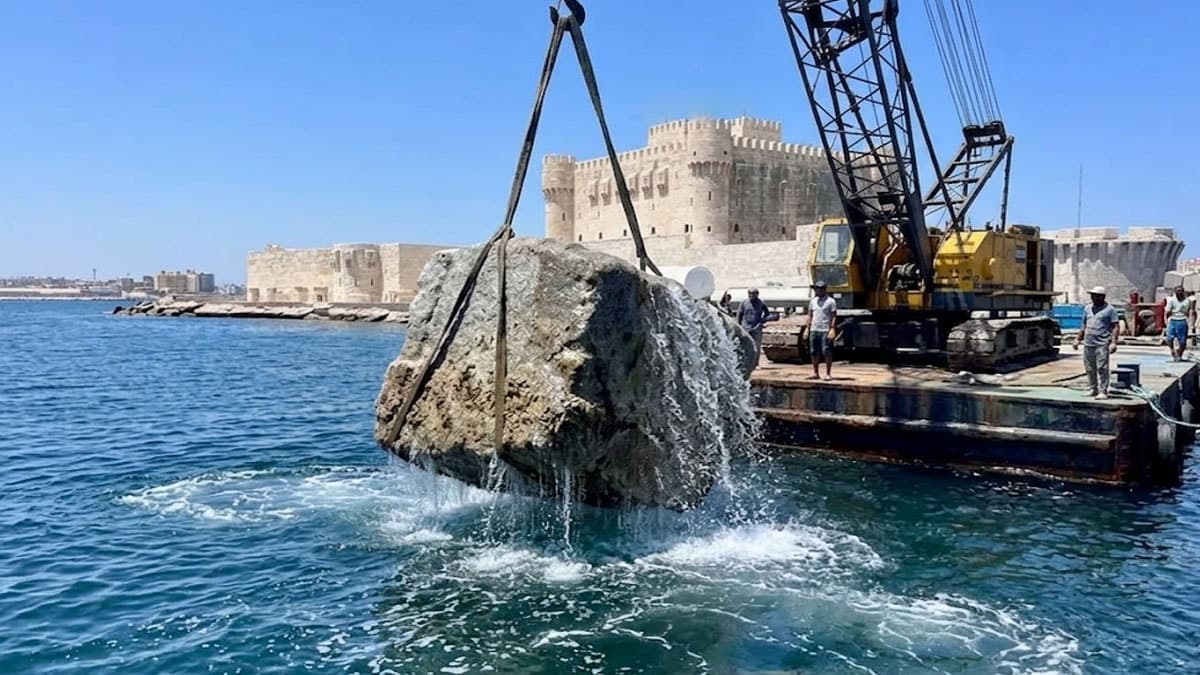 Dev kütleli 80 tonluk taşlar suyun altından tek tek çıkarılıyor
