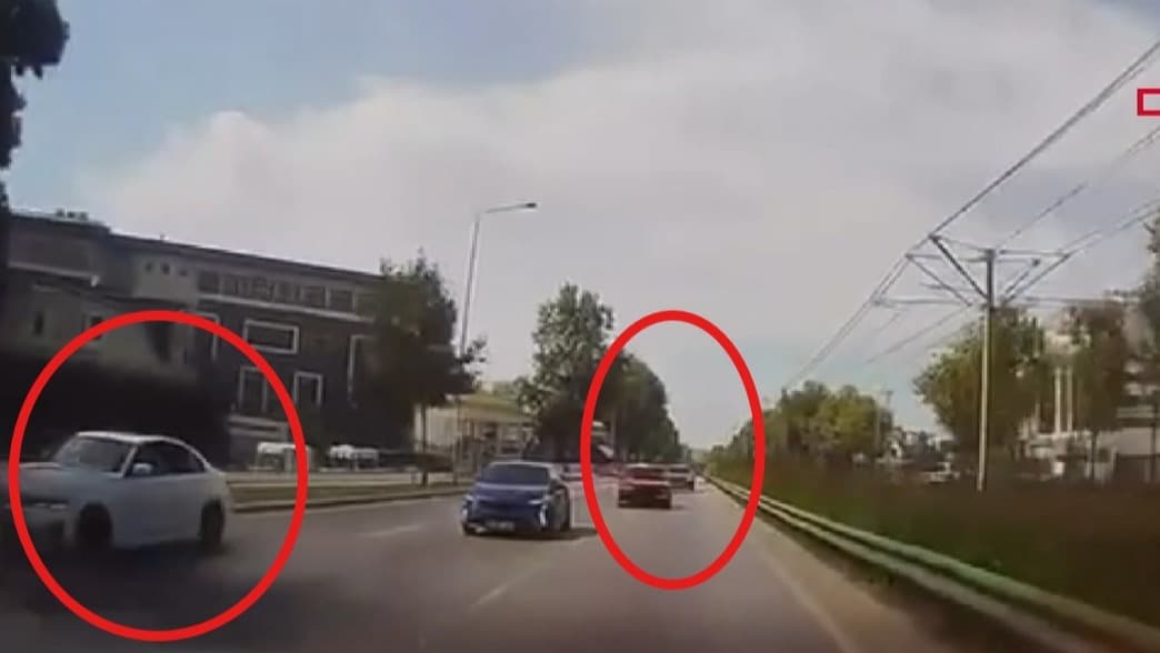 Bursa'da otoyolda makas atarak yarışan iki otomobil çarpıştı: O anlar kamerada