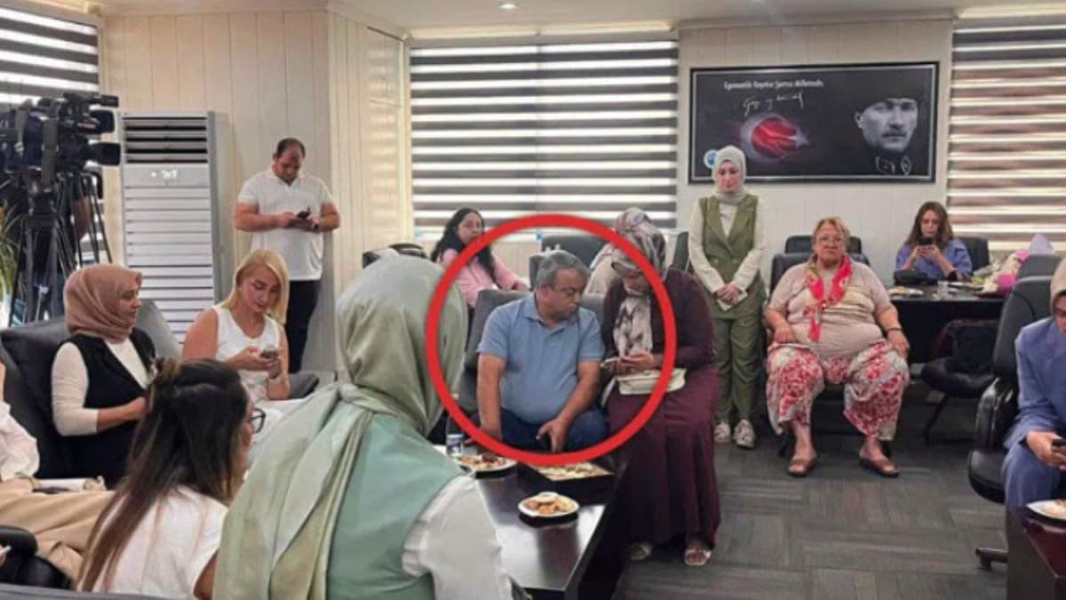 CHP'li Belediye Meclis Üyesi AKP'nin Kutlama Etkinliğinde Görüntülendi