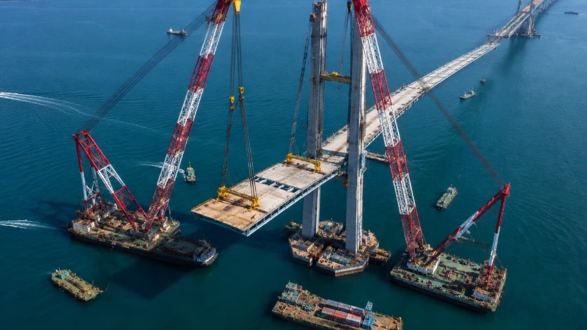 Dev çelik bloklar tek tek yerleştirildi: Ortasında hıhlı tren, iki yanında otoyol geçecek